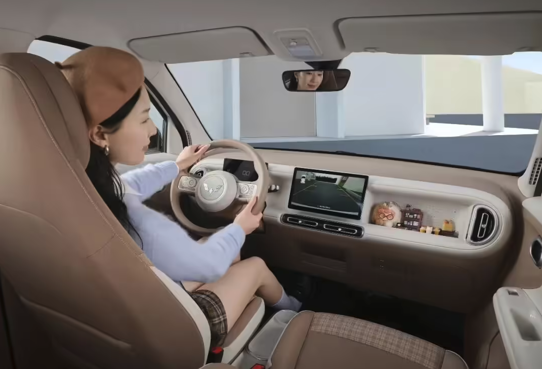 第五代宏光MINIEV开启预订 奶龙IP联名 至高10000元权益加持